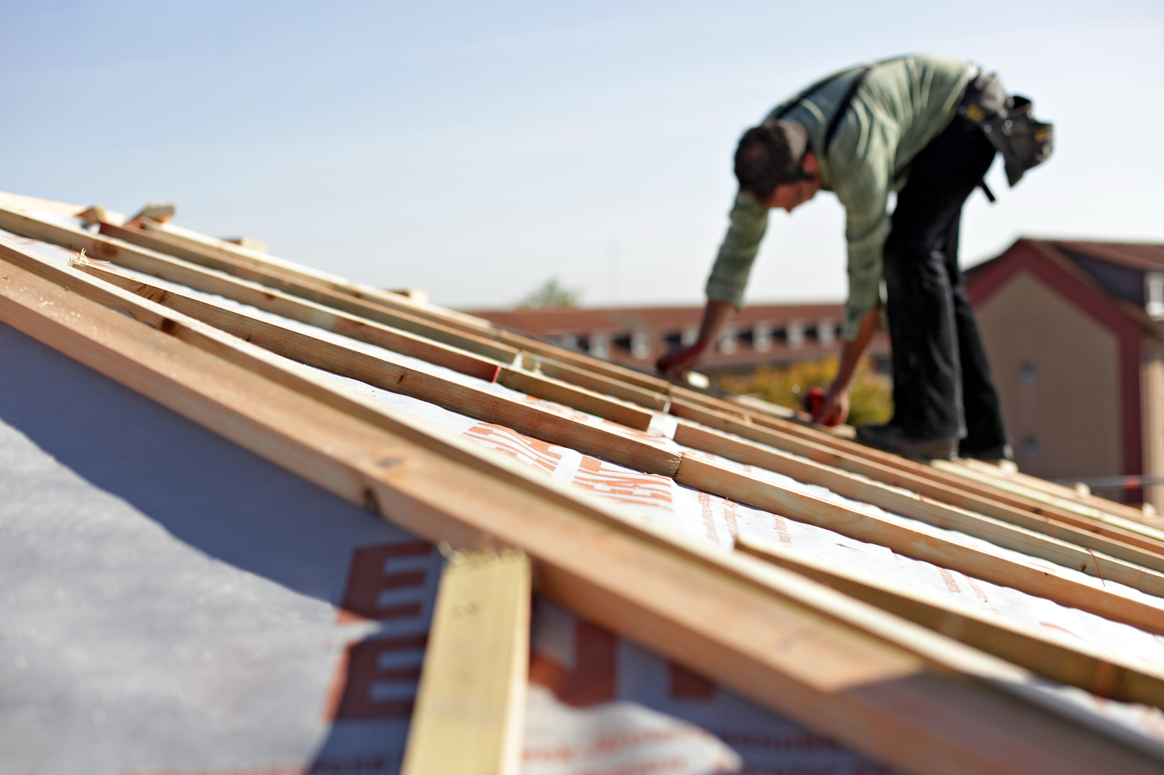 Dachdecker bei der Arbeit mit selektive unschärfe extension bois